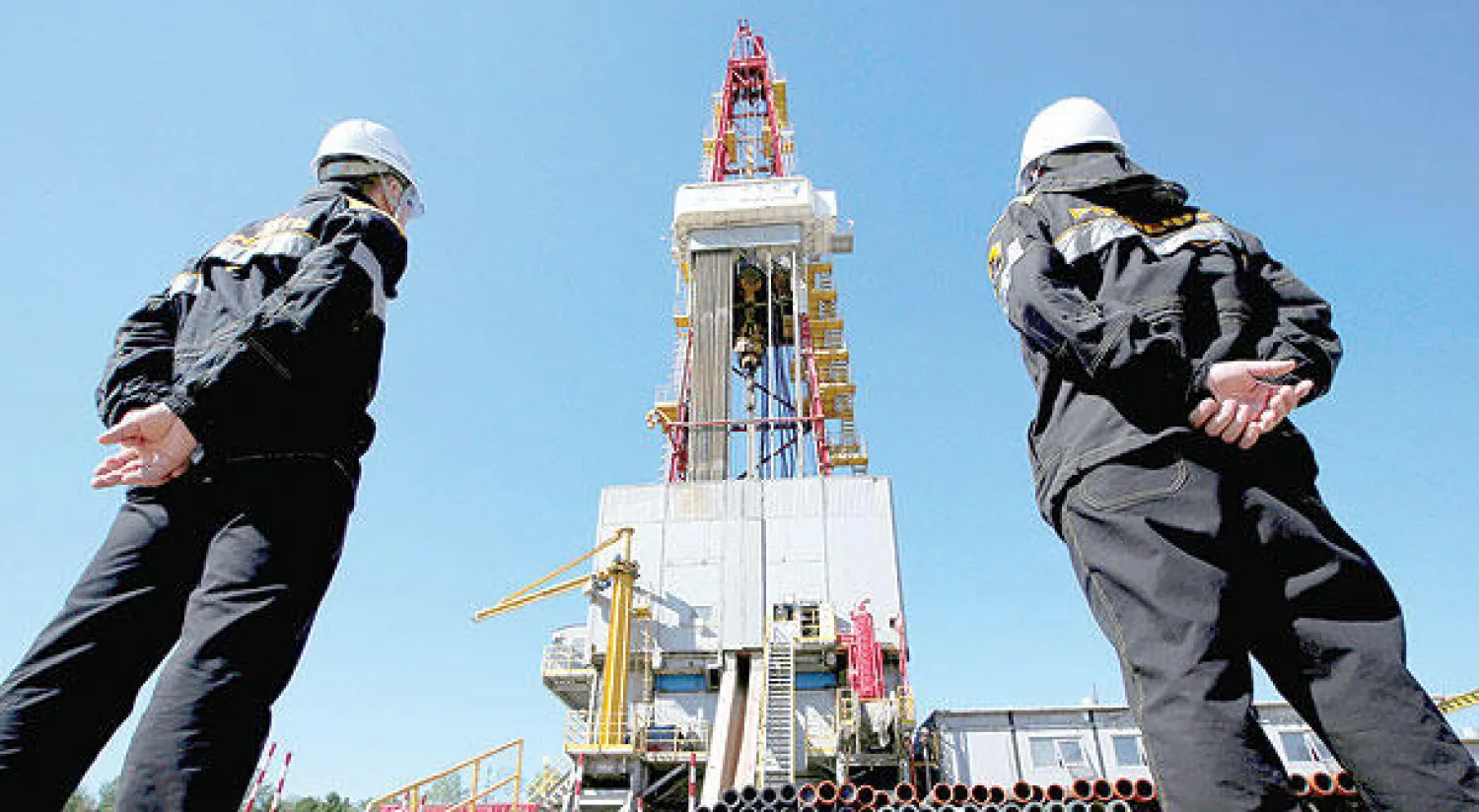 تعهدت روسيا بخفض إنتاجها بمقدار 300 ألف برميل يوميا في النصف الأول من العام عبر استراتيجية تدريجية (رويترز)