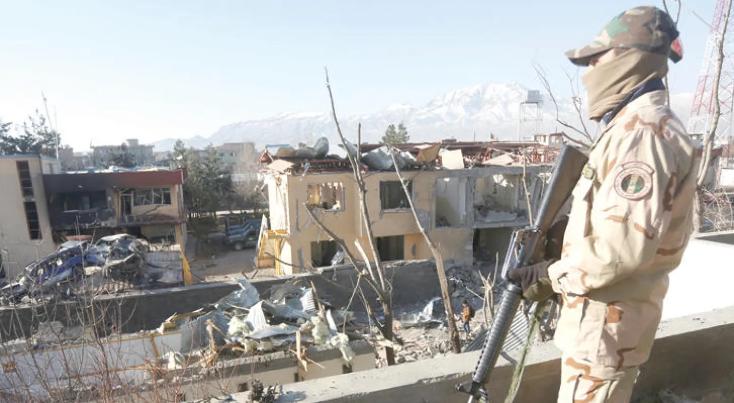 جندي أفغاني ينظر إلى مركز الشرطة في العاصمة كابل الذي تعرض للتفجير أول من أمس (رويترز)