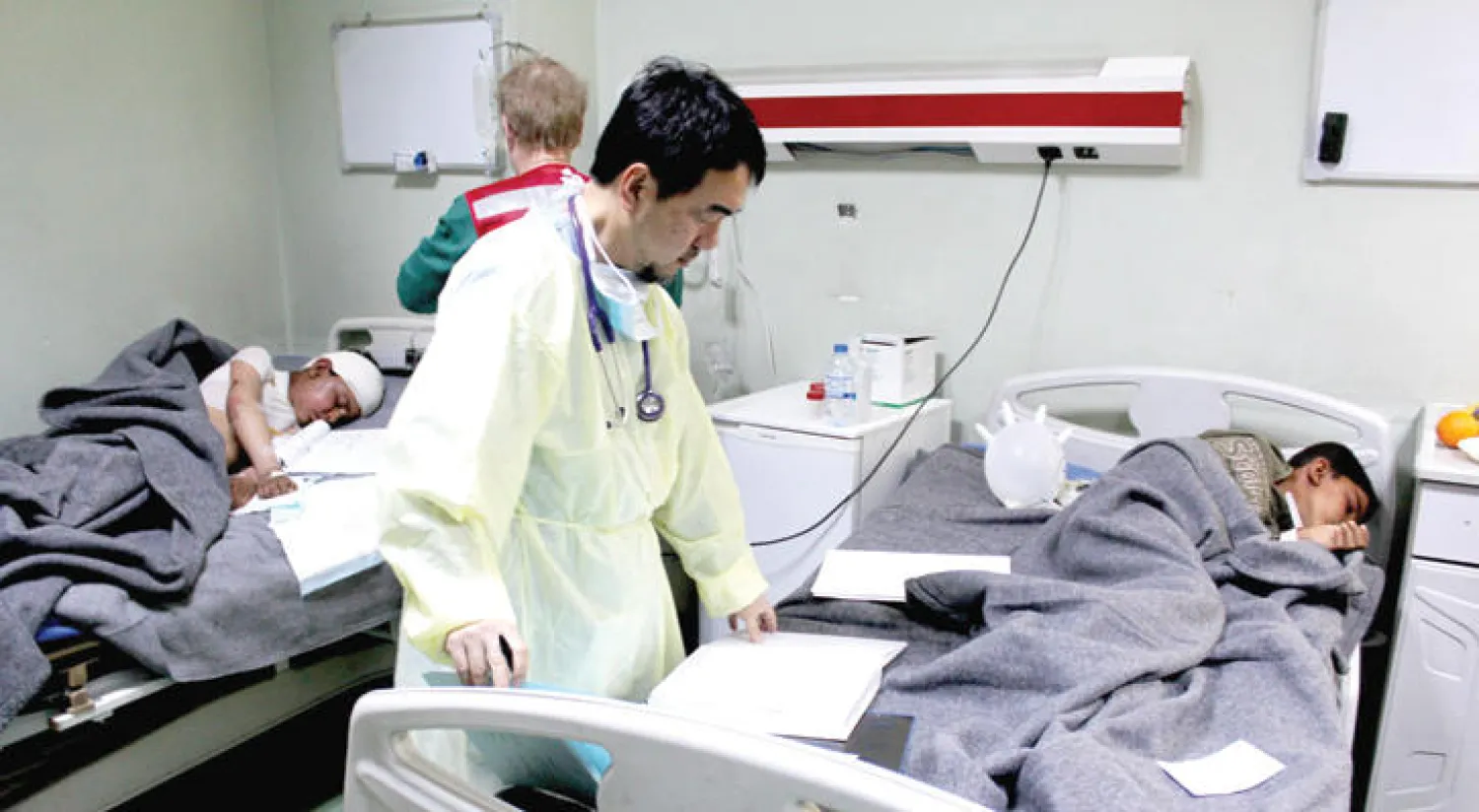 مصابان في هجوم «داعش» الكيماوي يتلقيان العلاج في مستشفى الطوارئ بأربيل أمس («الشرق الأوسط»)