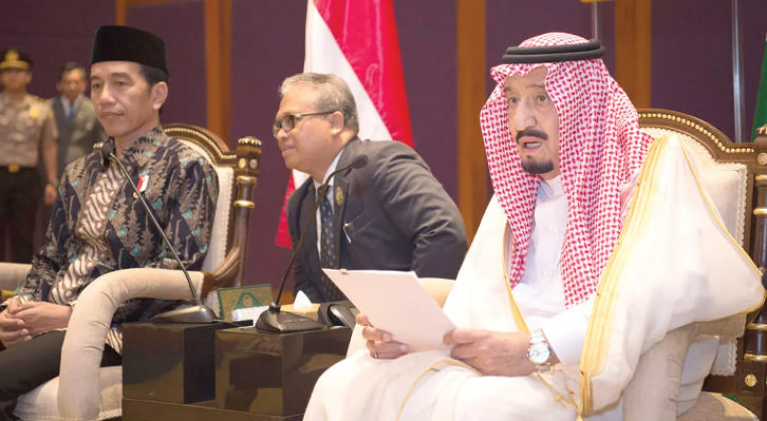 خادم الحرمين الشريفين يلقي كلمته أمام الرئيس الإندونيسي وأبرز الشخصيات الإسلامية وممثلي الأديان الأخرى (واس)