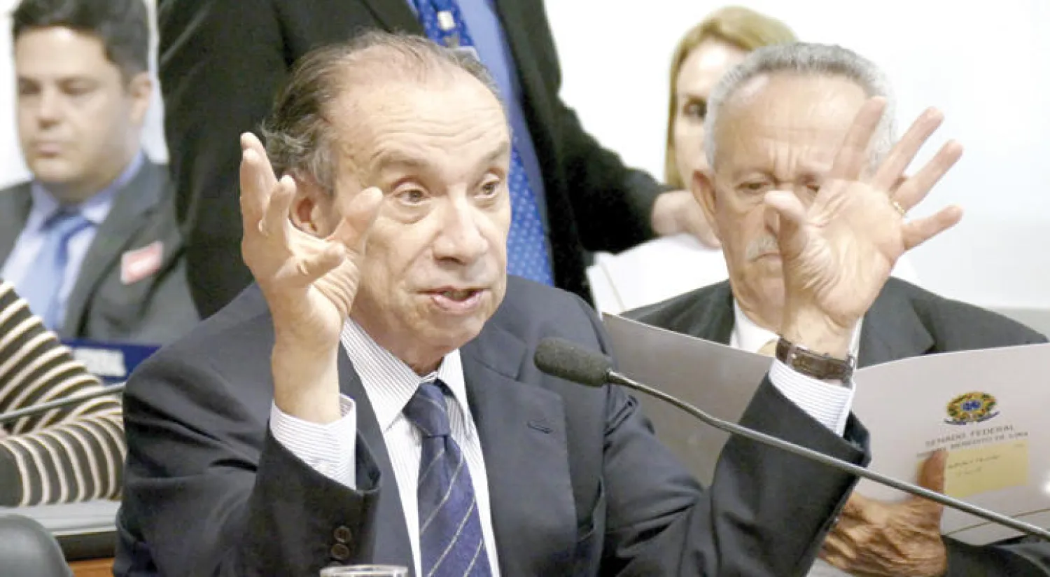 وزير الخارجية البرازيلي ألويسيو نونيس فيرييرا في مجلس الشيوخ (إ.ب.أ)