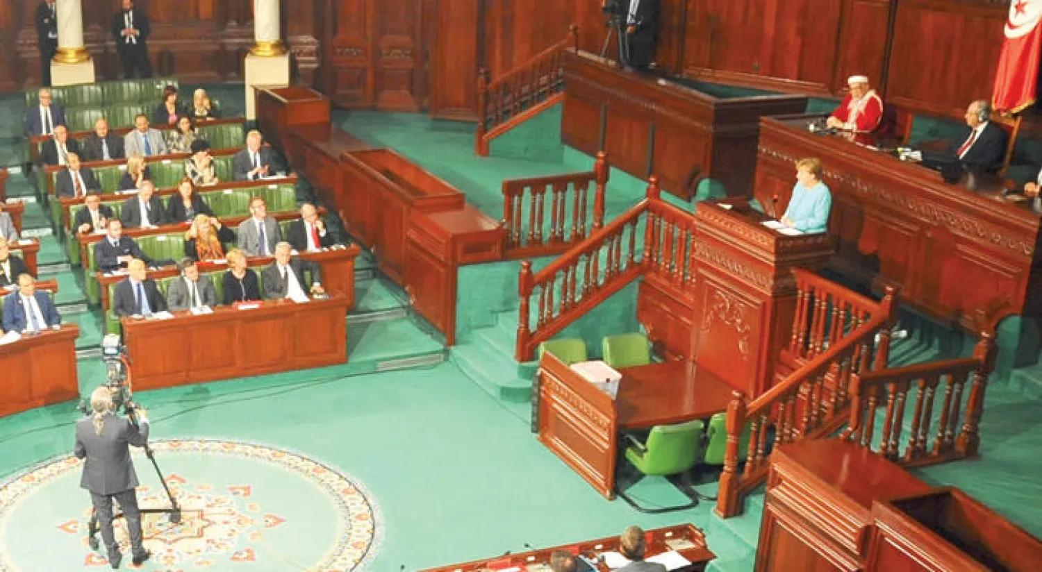 المستشارة الألمانية أنجيلا ميركل خلال إلقاء كلمتها أمام البرلمان التونسي أمس (أ.ب)