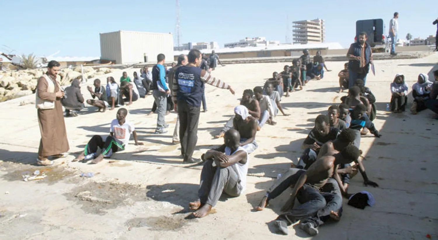 مهاجرون أفارقة بعد إنقاذهم من طرف خفر قوات السواحل الليبية أثناء محاولتهم الوصول إلى أوروبا عبر ليبيا (رويترز)