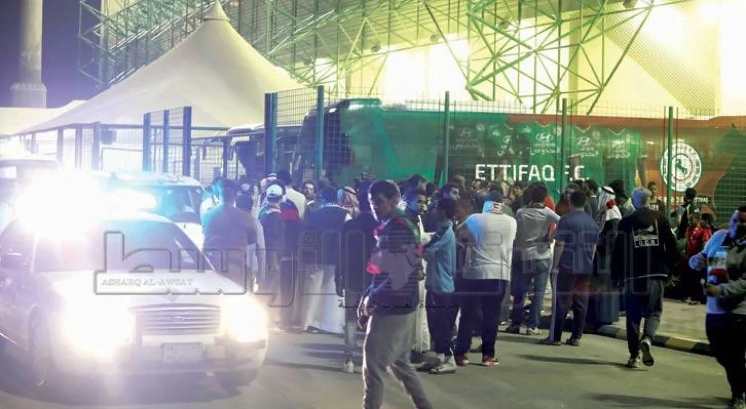 الاتفاقيون يتحوطون حول حافلة فريقهم بعد المباراة (تصوير: عيسى الدبيسي)