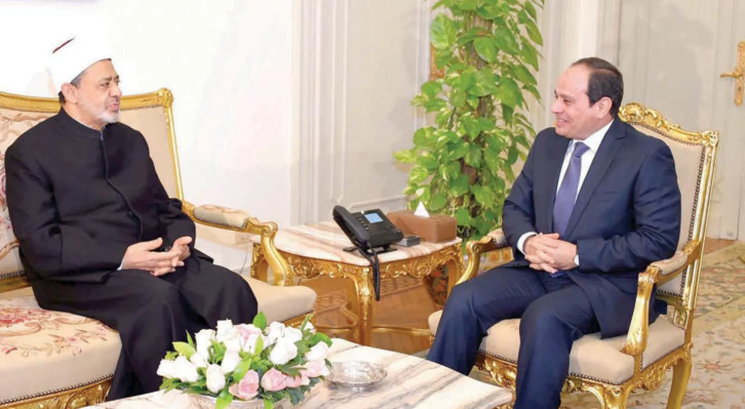 الرئيس المصري عبد الفتاح السيسي لدى استقباله شيخ الأزهر الدكتور أحمد الطيب في قصر الاتحادية قبل ايام (رويترز)