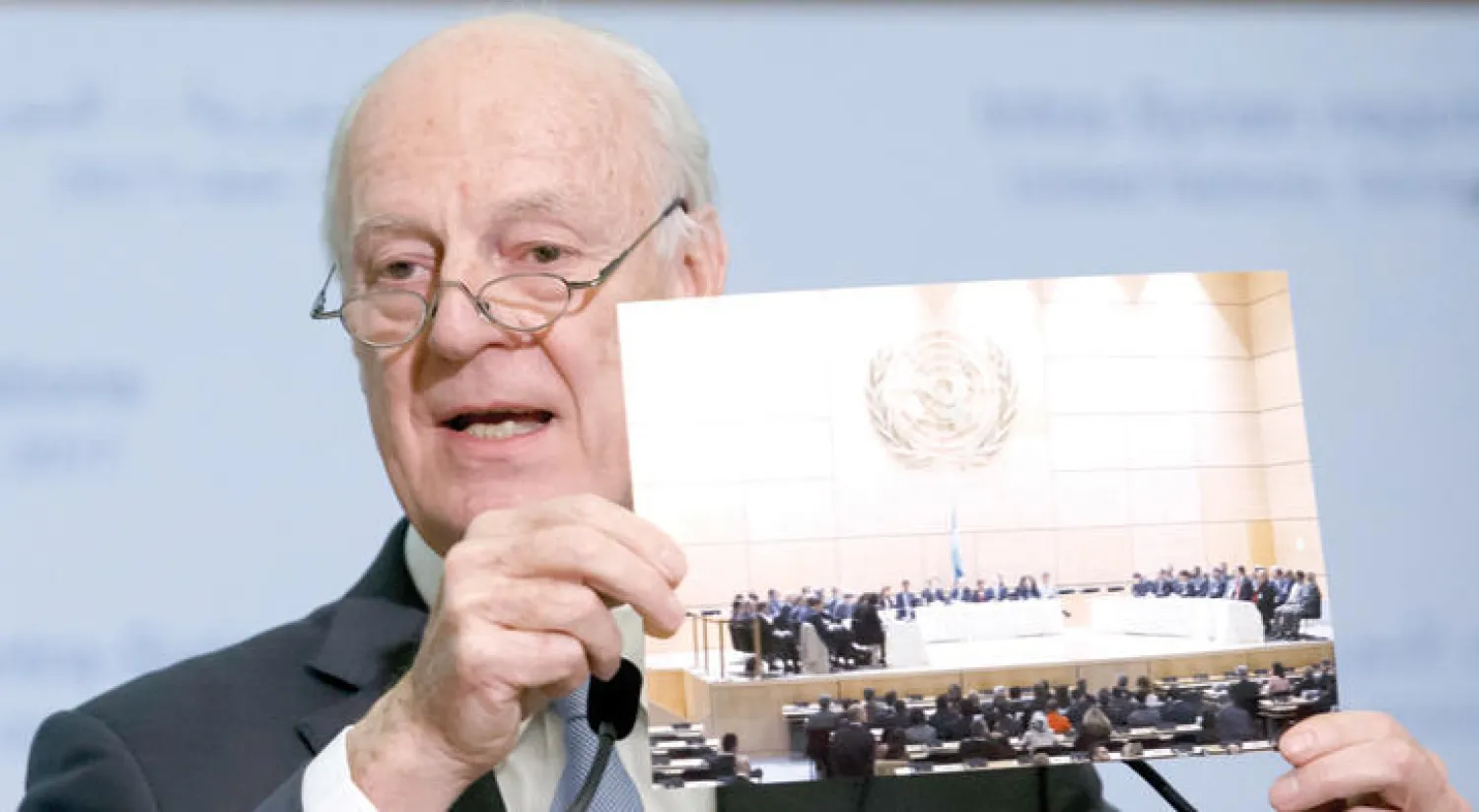 دي ميستورا يعرض خلال مؤتمره الصحافي صورة لوفدي الهيئة العليا للمفاوضات ونظام الأسد داخل قاعة واحدة في سياق شرحه المقررات والقضايا التي ستناقش في الاجتماعات المقبلة (إ.ب.أ)