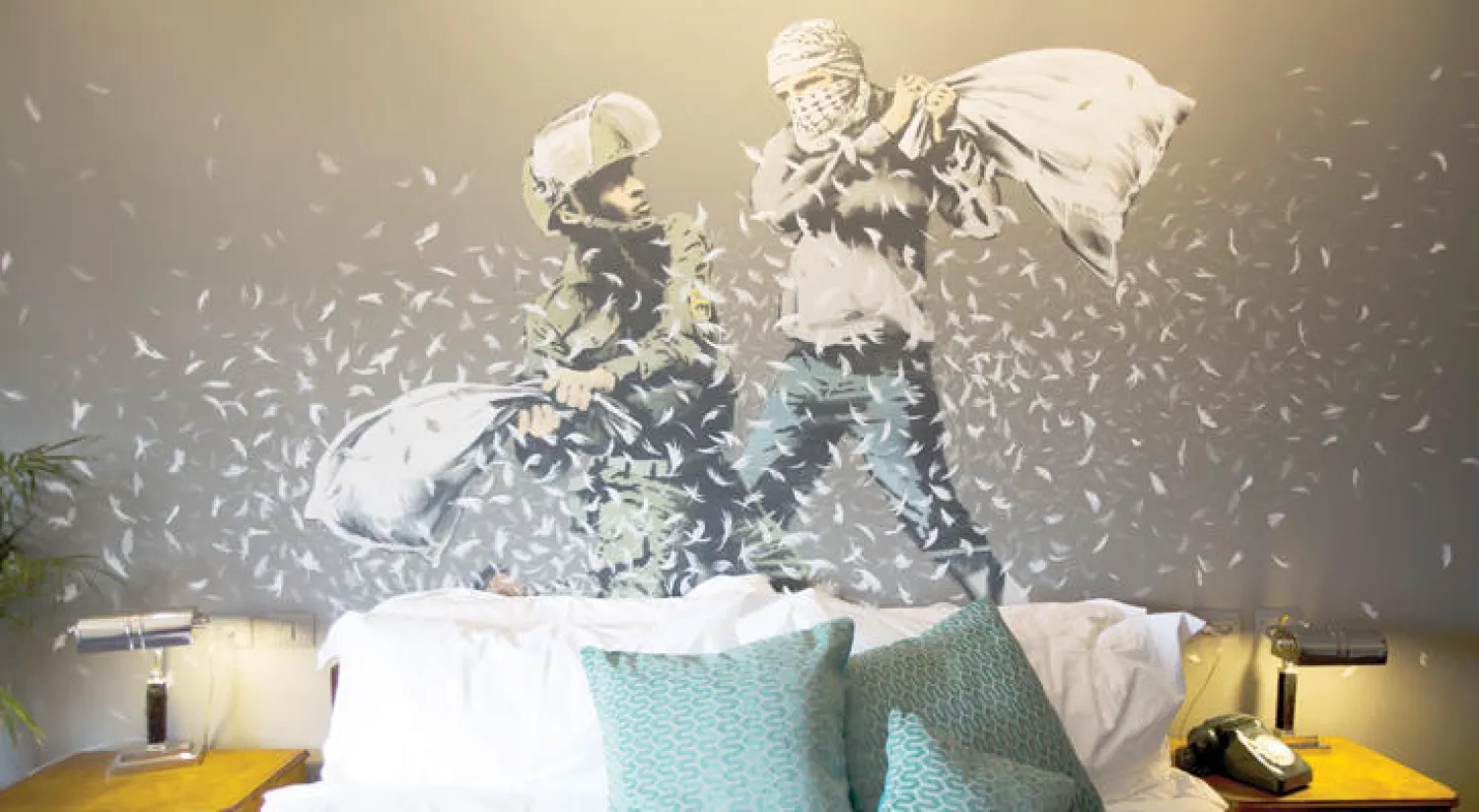 رسومات «بانكسي» تتحدى الجدار الإسرائيلي من فندق في بيت لحم