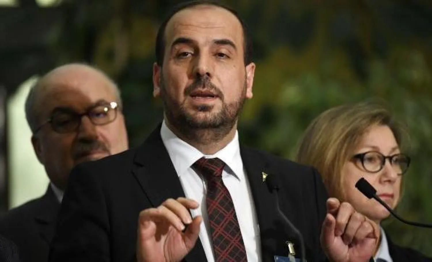 رئيس وفد المعارضة السورية نصر الحريري خلال مؤتمر صحافي عقب اختتام محادثات جنيف4 (أ.ف.ب)