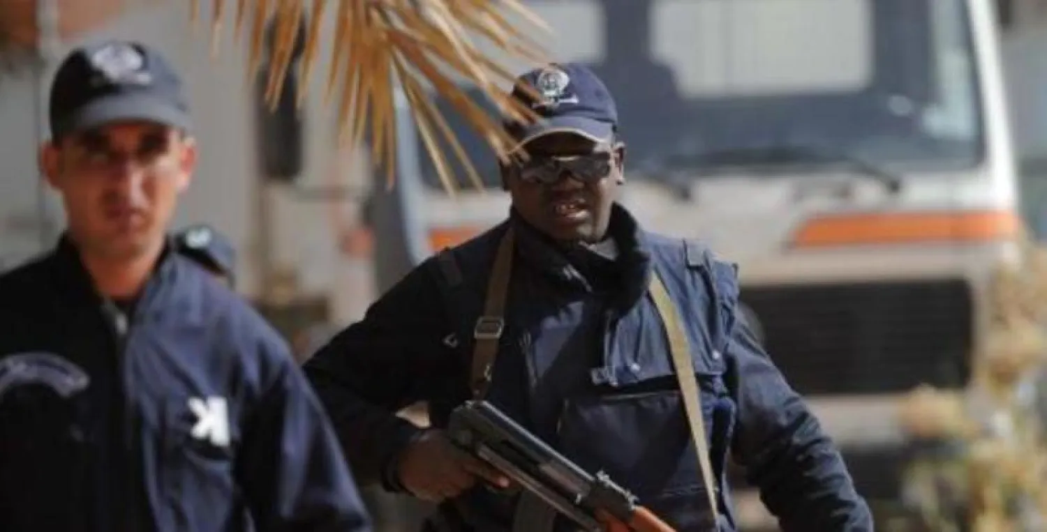 أفراد بالشرطة الجزائرية (أ ف ب)