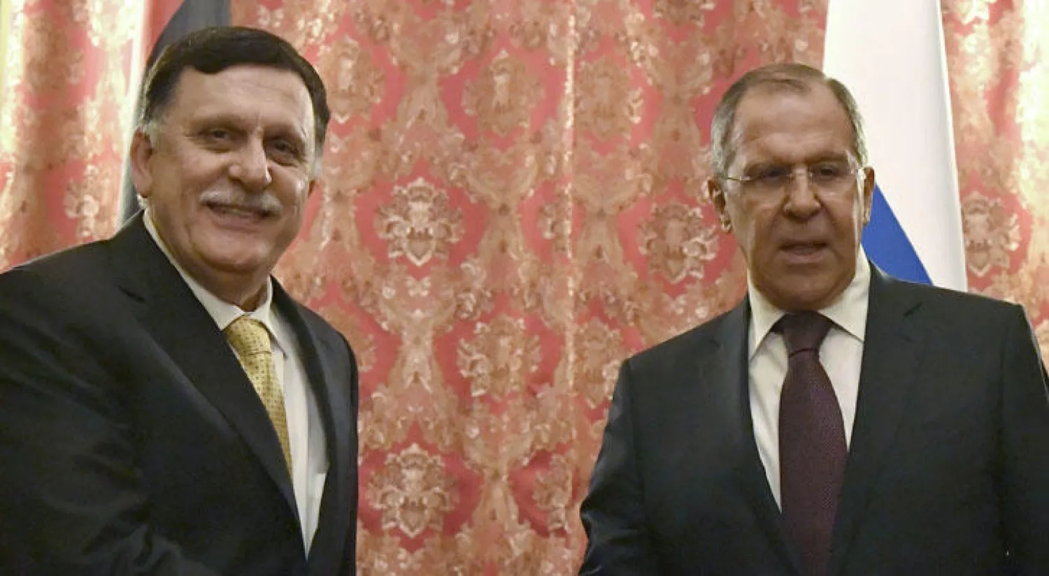 وزير الخارجية الروسي سيرغي لافروف ورئيس حكومة الوفاق الوطني الليبية فايز السراج خلال اجتماعهما في موسكو أمس (أ.ف.ب)