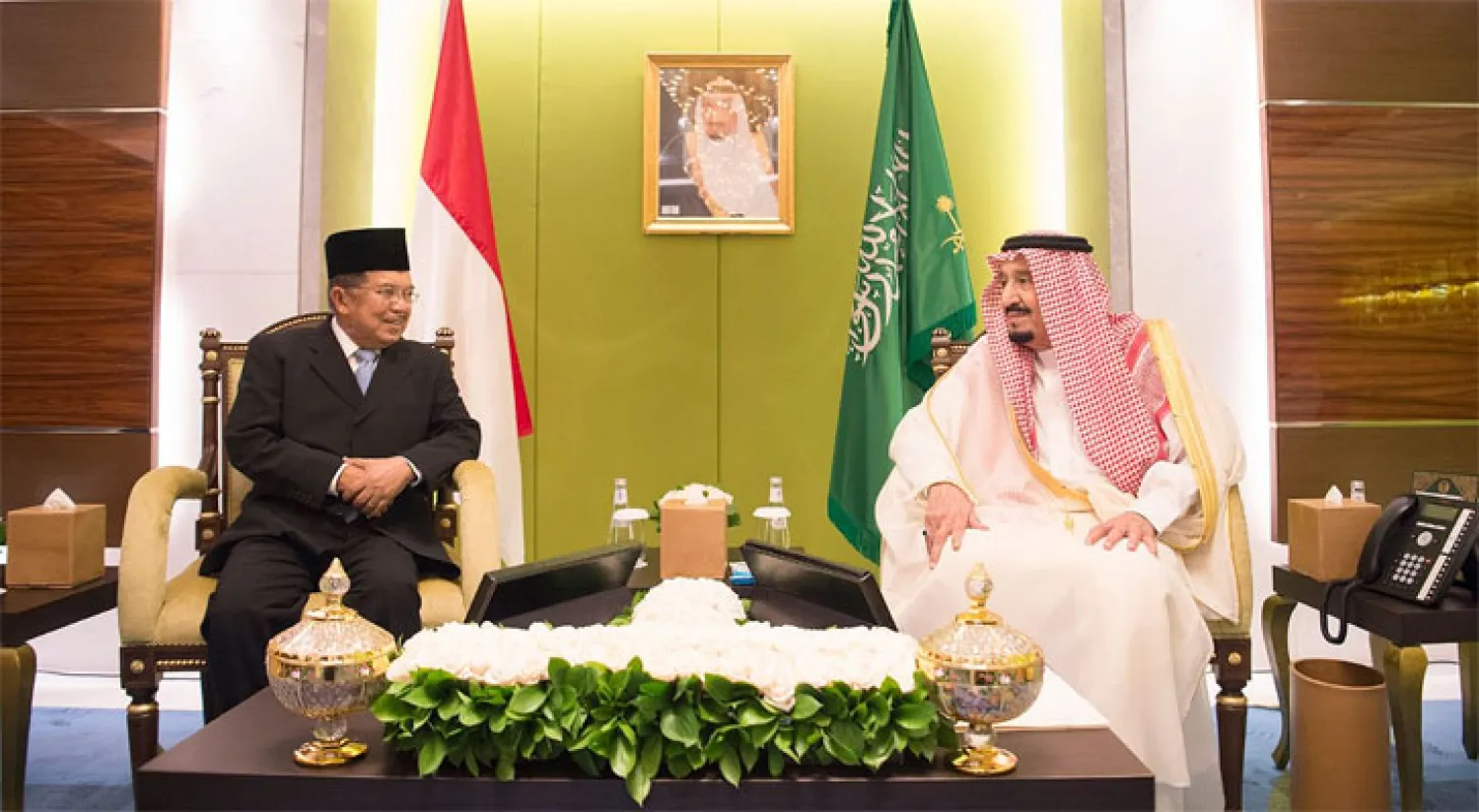 خادم الحرمين الشريفين خلال استقباله نائب الرئيس الإندونيسي (واس)