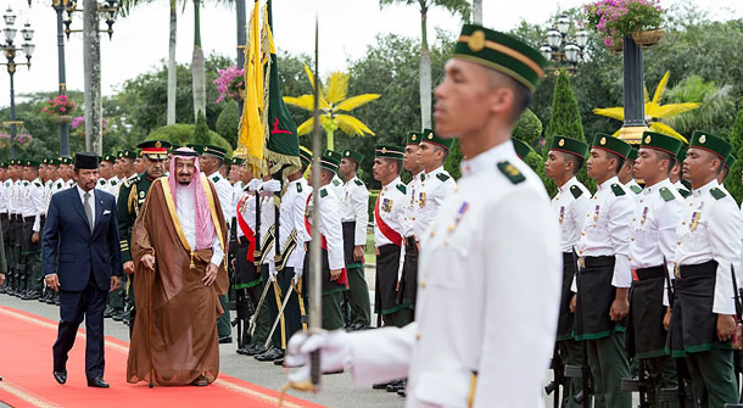 الملك سلمان يبحث مع سلطان بروناي التعاون الثنائي