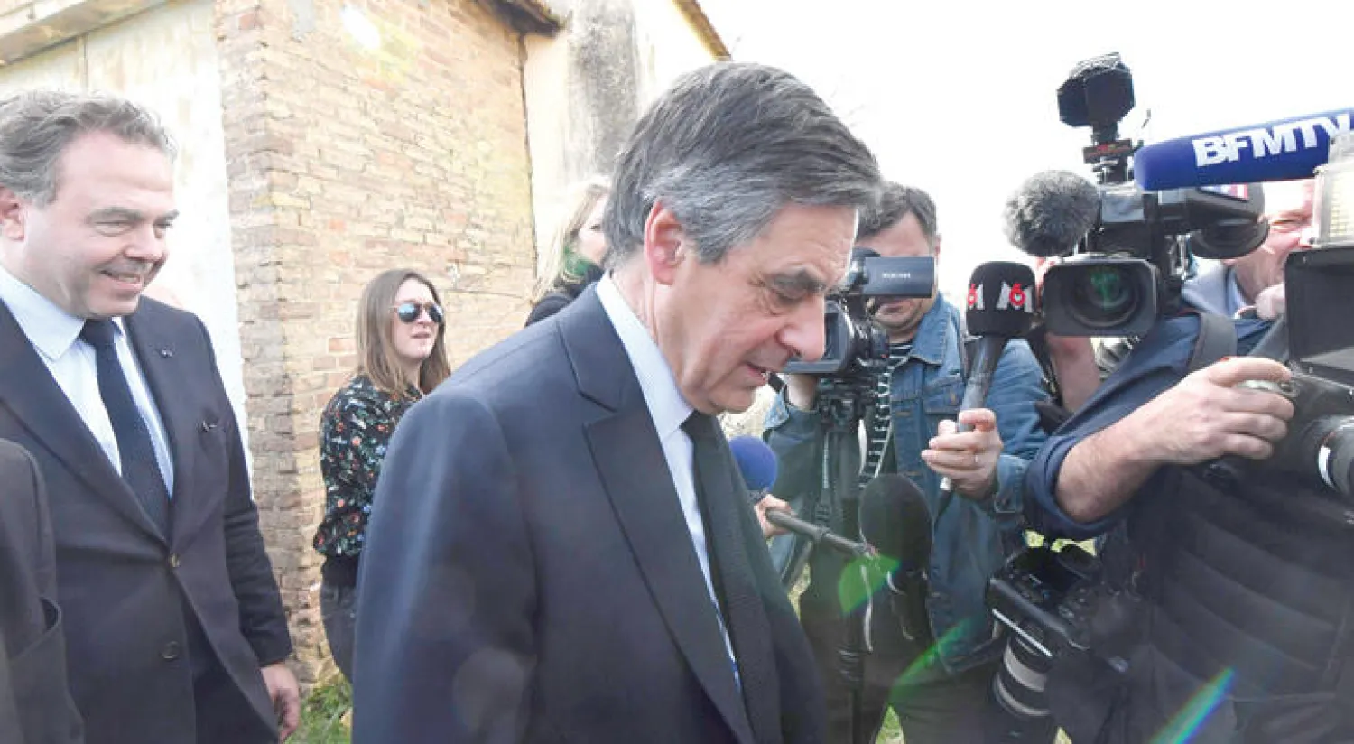مرشح اليمين الفرنسي فرنسوا فيون الذي تراجع في استطلاعات الرأي خلال زيارة إلى مزرعة في جنوب فرنسا (أ.ف.ب)