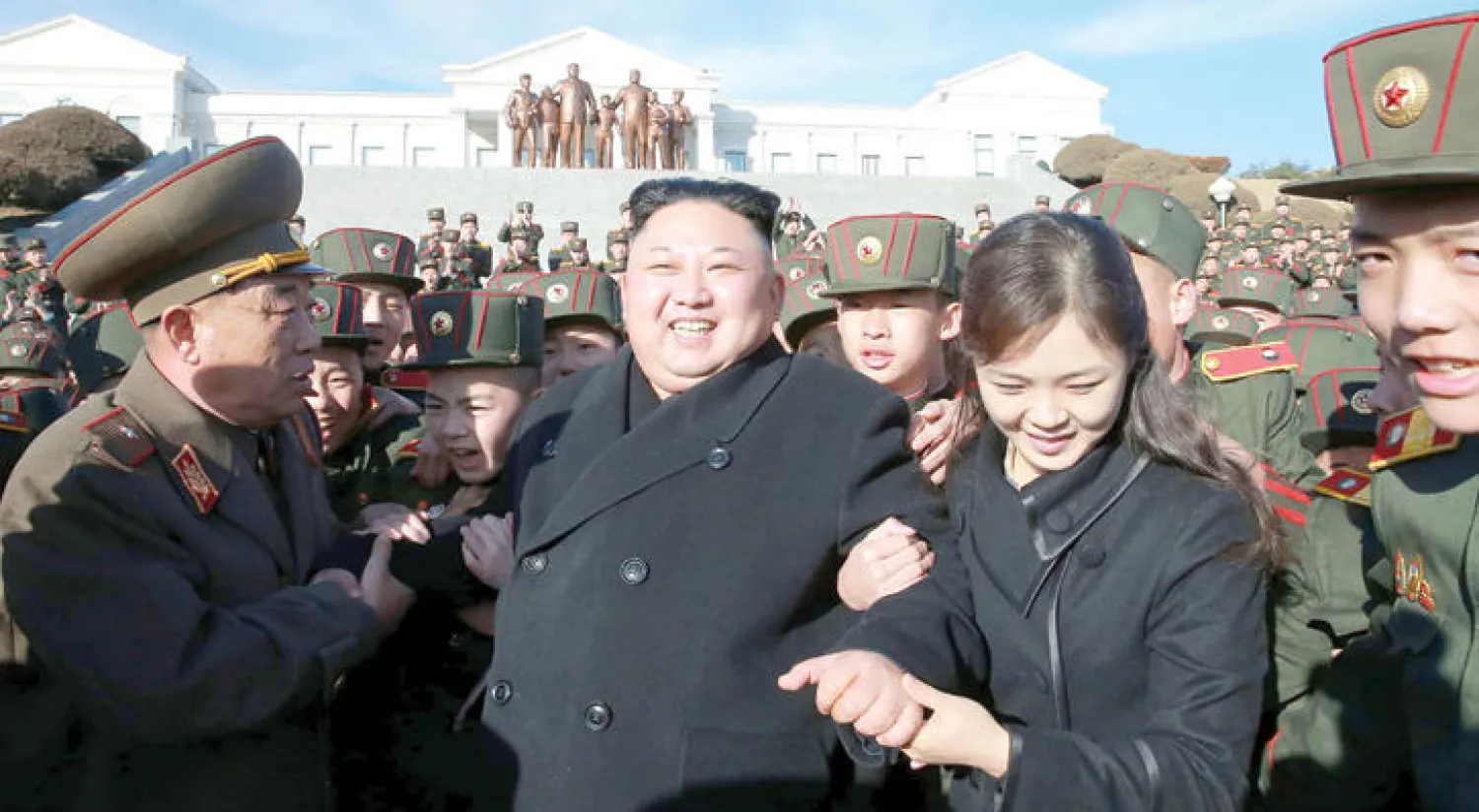 الزعيم الكوري الشمالي يزور برفقة زوجته مدرسة «ثورية» في بيونغ يانغ أول من أمس (أ.ف.ب)