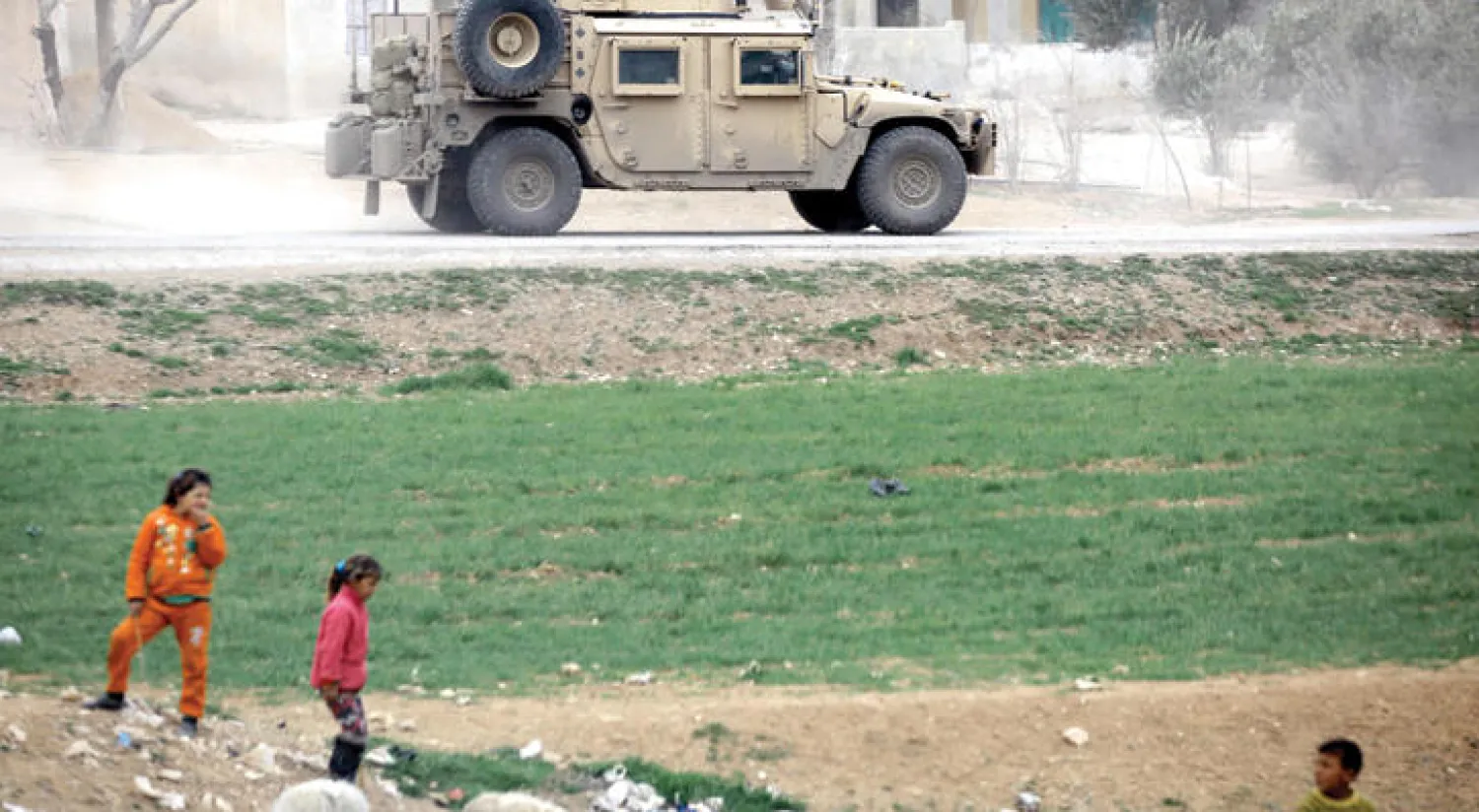 مركبة «همفي» عسكرية أميركية تقوم بدورية قرب مدينة منبج التي غدت محور اهتمام عسكري بين واشنطن وموسكو وأنقرة والأكراد ونظام دمشق (أ.ف.ب)