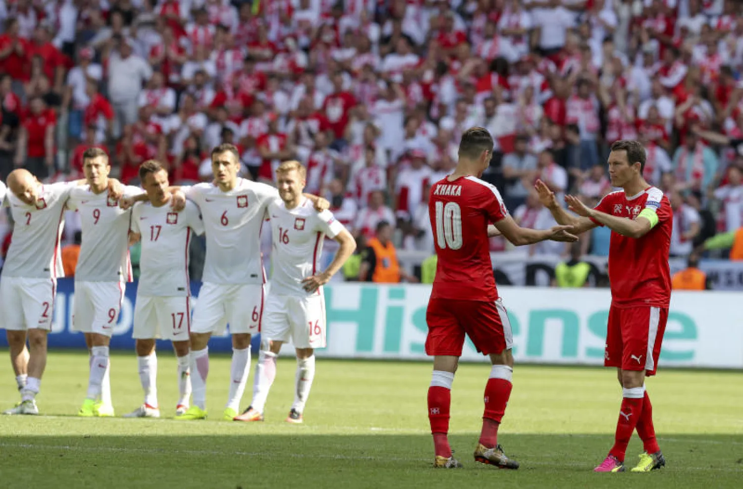 لاعبو منتخب بولندا يتابعون تسديد ركلات الترجيح أمام سويسرا في أمم أوروبا 2016 في فرنسا (أ.ب)