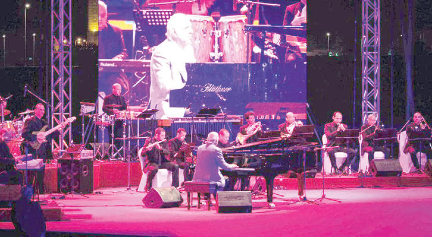 من حفل الموسيقار عمر خيرت في جدة أول من أمس («الشرق الأوسط»)