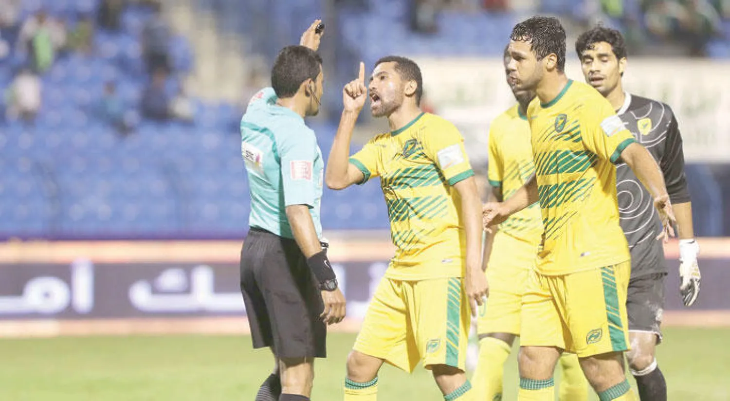 لاعبو الخليج يحتجون على حكم المباراة  بعد احتسابه ركلة جزاء للأهلي