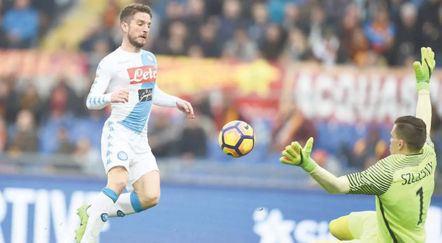 مهاجم نابولي ميرتينز يهز شباك روما (أ.ف.ب)