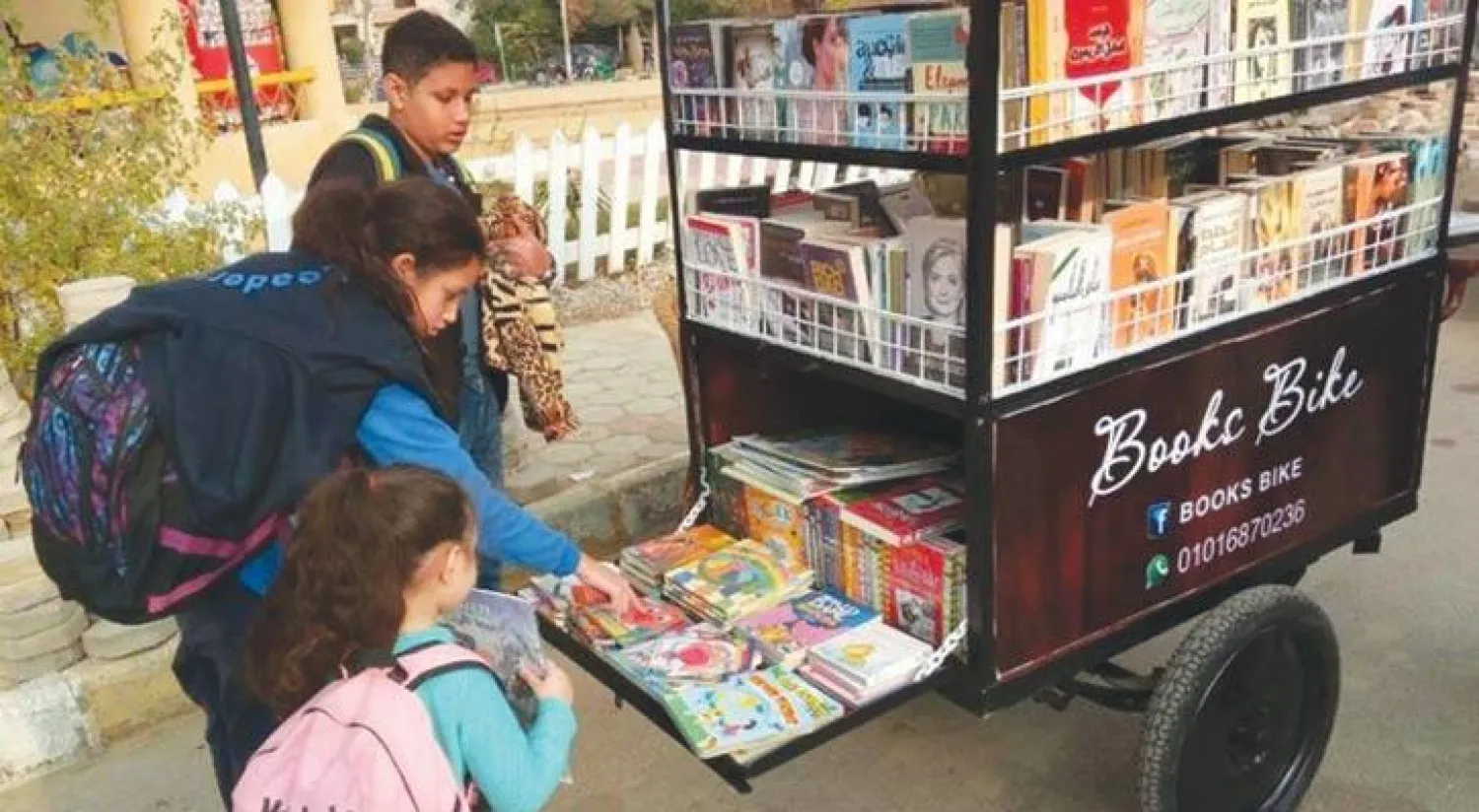 عربة الكتب تتنقل عبر شوارع وضواحي القاهرة ترويجاً للقراءة