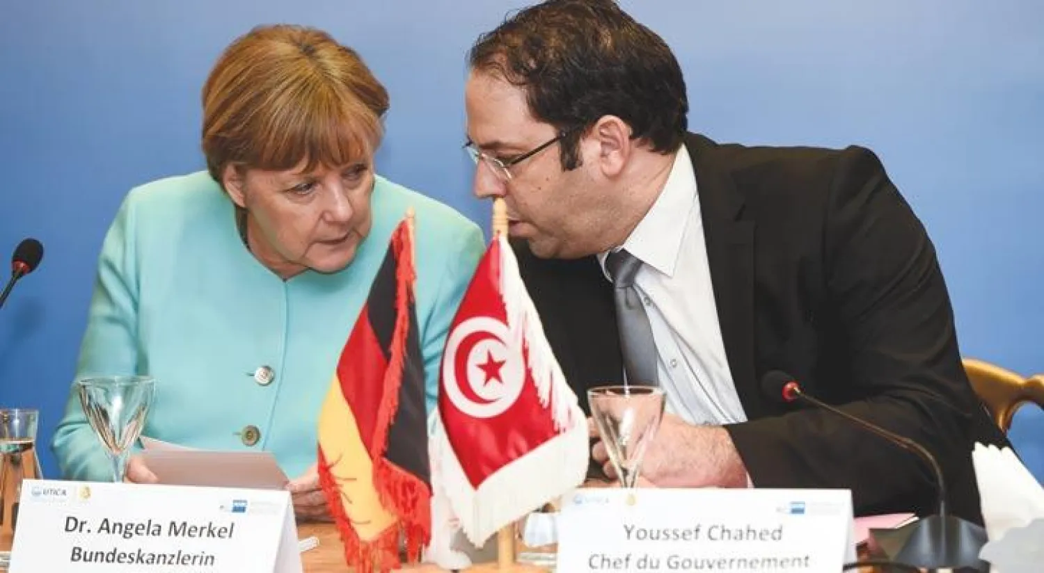 المستشارة الألمانية أنجيلا ميركل تتحدث مع رئيس الوزراء التونسي يوسف الشاهد في تونس العاصمة (أ.ف.ب)
