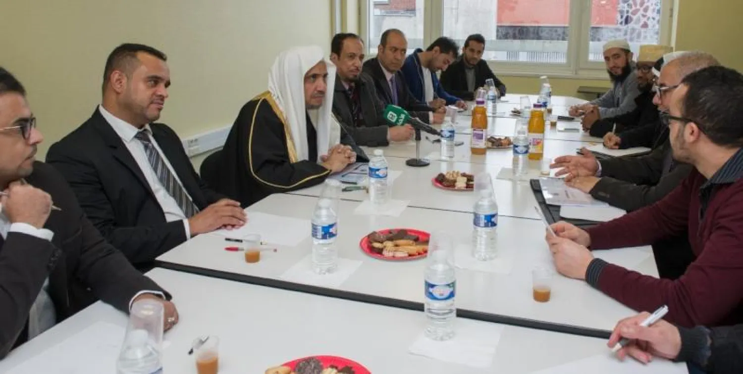 الدكتور العيسى خلال حواره مع أعضاء هيئة التدريس في المعهد (الشرق الأوسط)