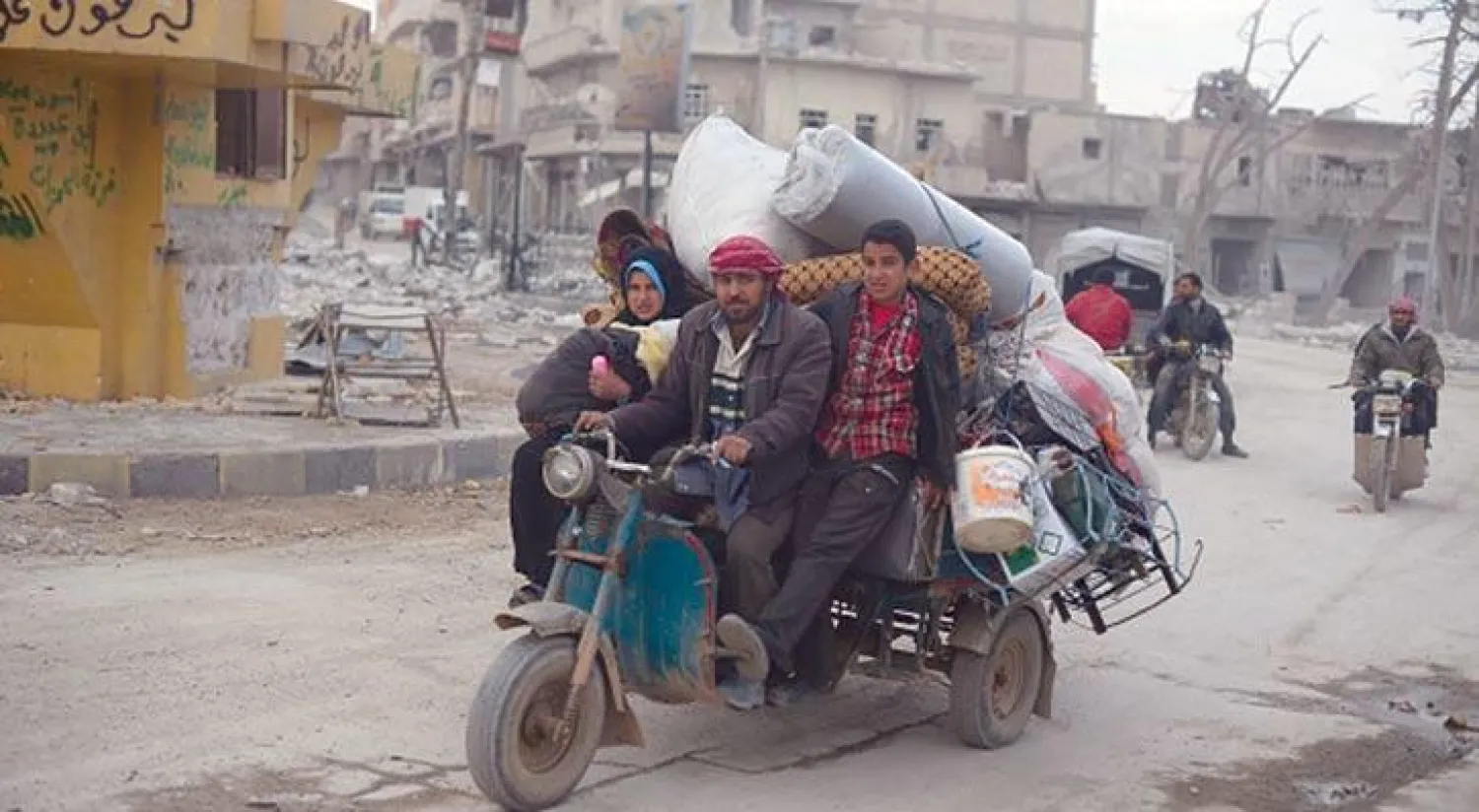 عائلة نازحة من مدينة الباب بريف حلب التي تم تحريرها أخيراً من «داعش» عبر «درع الفرات» عادت أمس إلى مسكنها فوق دراجة نارية... الوسيلة الأكثر استخداماً في المنطقة (غيتي)