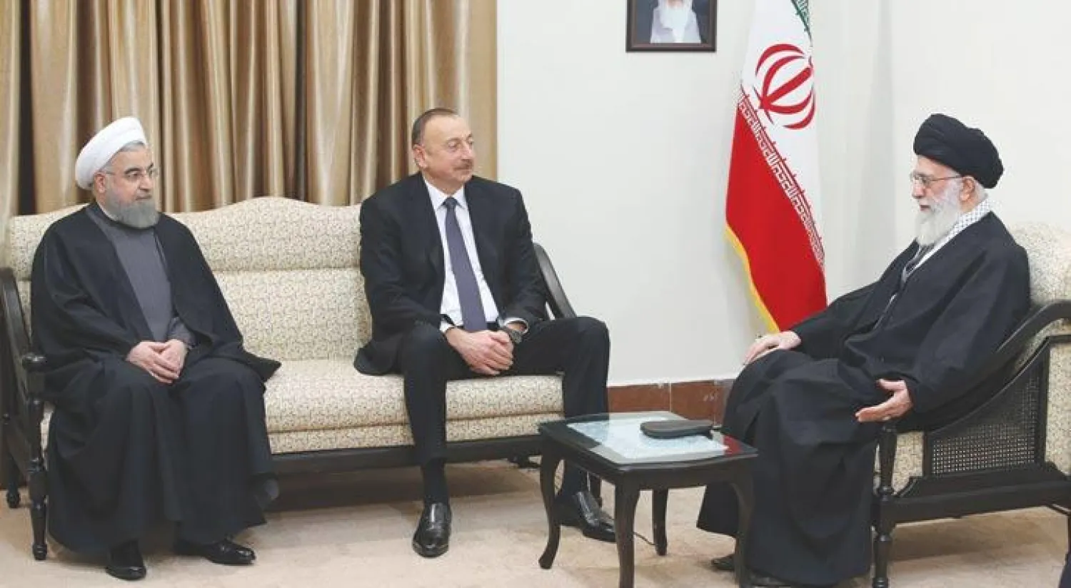 المرشد الإيراني علي خامنئي لدى استقباله رئيس جمهورية آذربيجان الهام علييف بحضور الرئيس الإيراني حسن روحاني في طهران أمس(أ.ف.ب)