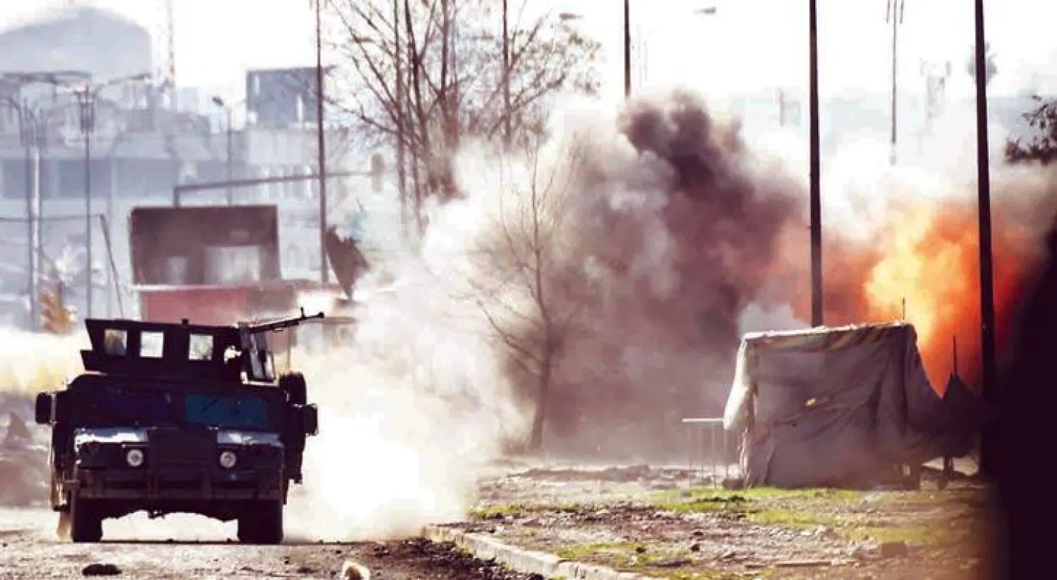 جانب من مواجهة بين القوات العراقية ومسلحي «داعش» وسط الجانب الغربي من الموصل أمس (أ.ف.ب)