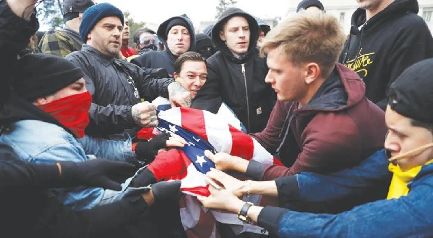 مؤيدون للرئيس الأميركي ومعارضون له في مسيرات متنافسة في بيركلي بكاليفورنيا أول من أمس (رويترز)