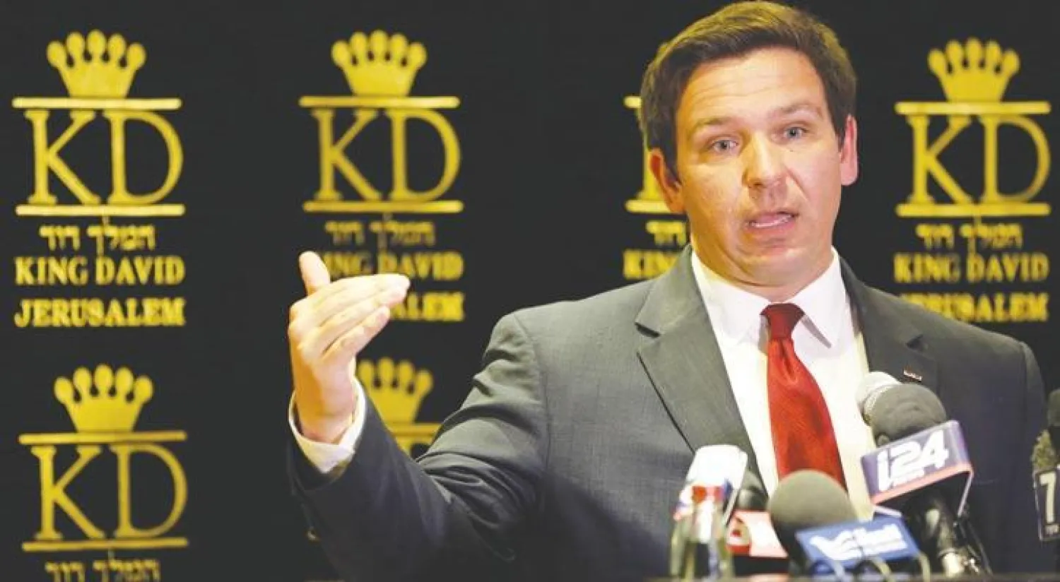 رئيس لجنة الأمن القومي في مجلس النواب الأميركي رون ديسانتس خلال مؤتمر صحافي أمس بعد لقاء وفد يرأسه مسؤولون إسرائيليون لمناقشة نقل سفارة بلاده إلى القدس الذي توقع إتمامه قبل نهاية مايو المقبل (إ.ب.أ)