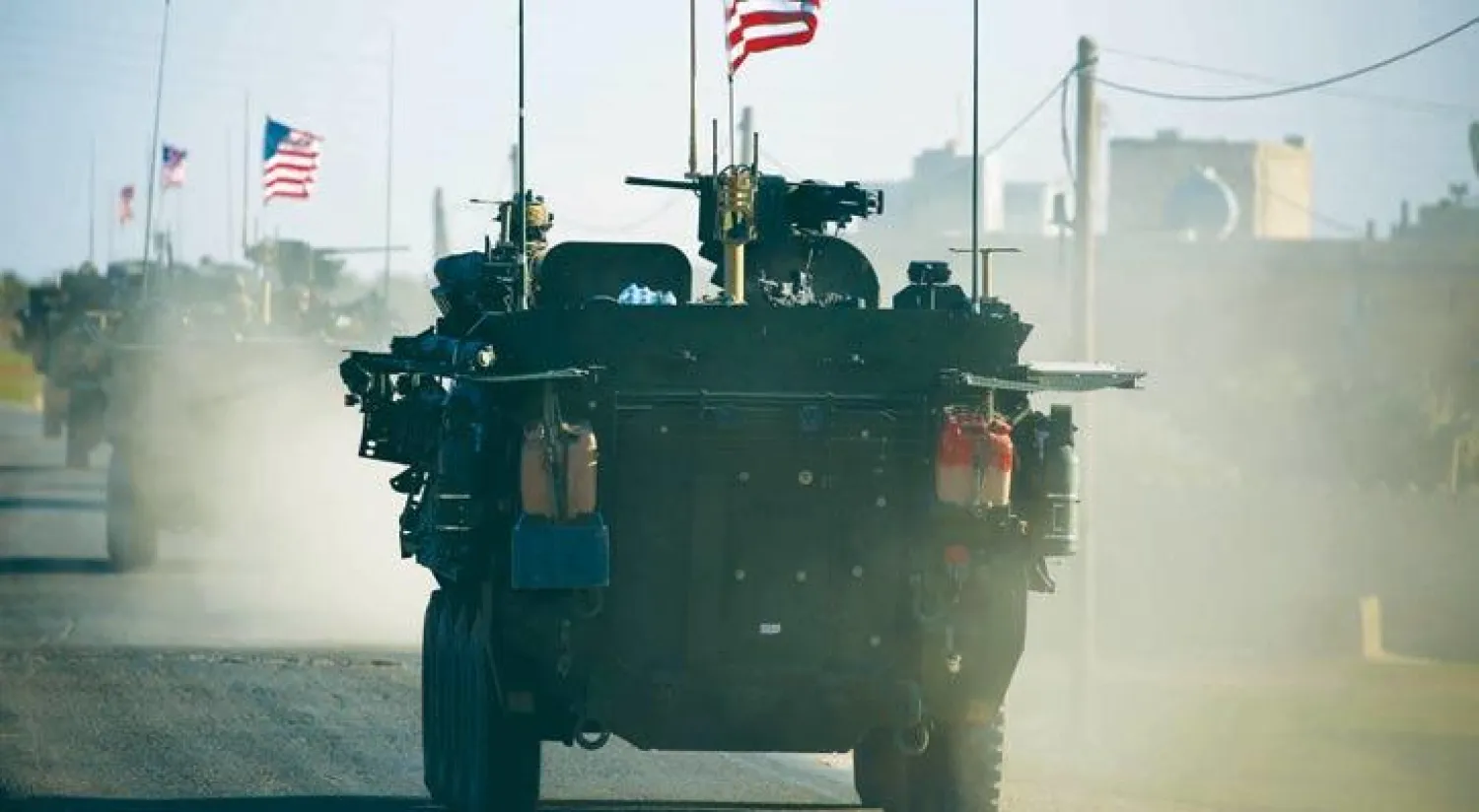 قافلة عسكرية أميركية تابعة لقوات التحالف الدولي ضد «داعش» قرب بلدة يلانلي في ريف مدينة منبج شمال سوريا أمس (أ.ف.ب)