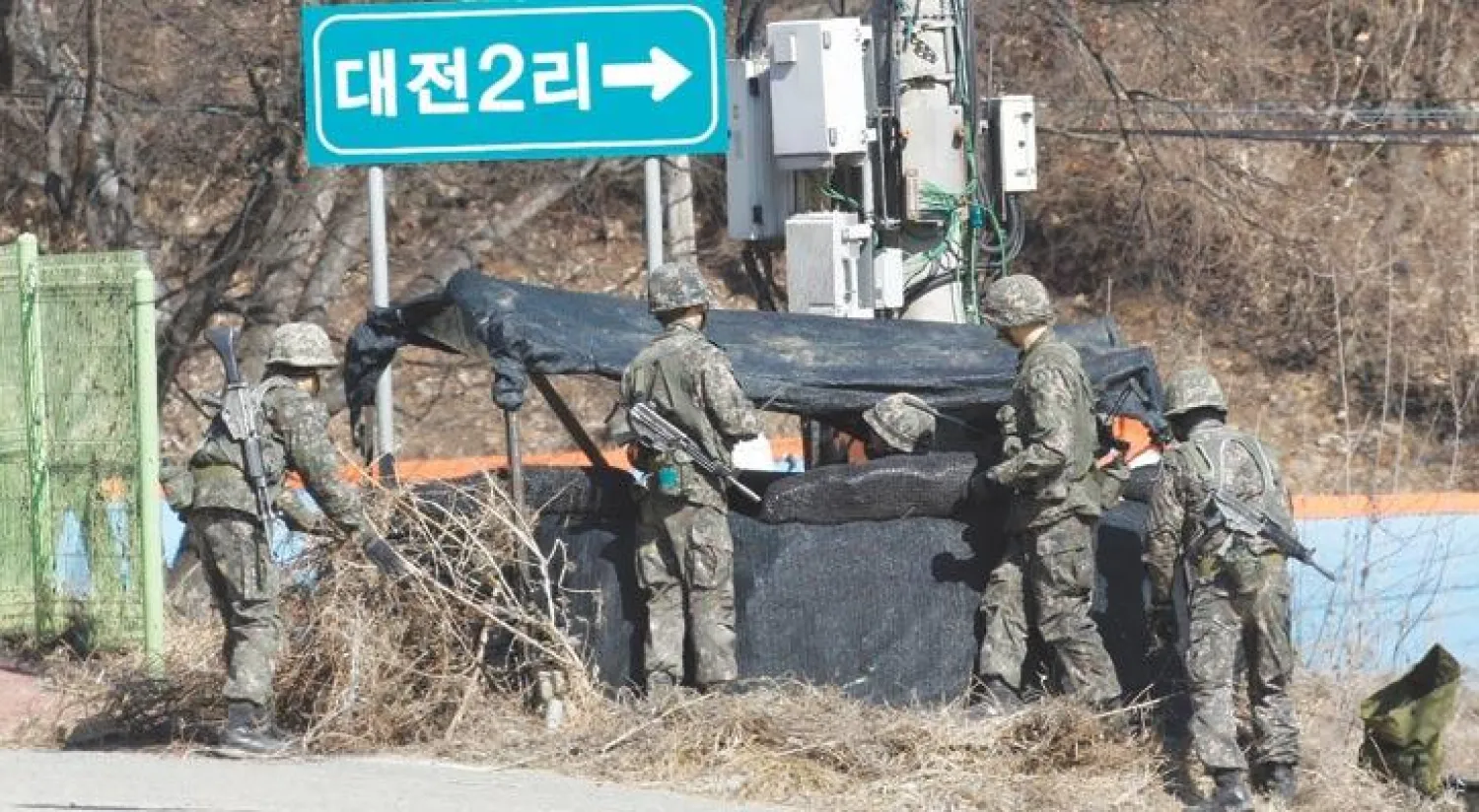 جنود كوريون جنوبيون بالقرب من الحدود مع الجارة الشمالية أمس (أ.ب)