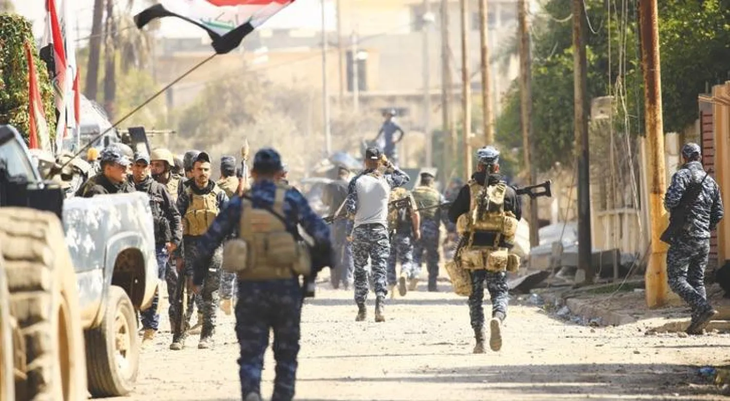 الشرطة الاتحادية خلال مواجهة مع مسلحي «داعش» في الجانب الأيمن من الموصل أمس (رويترز)