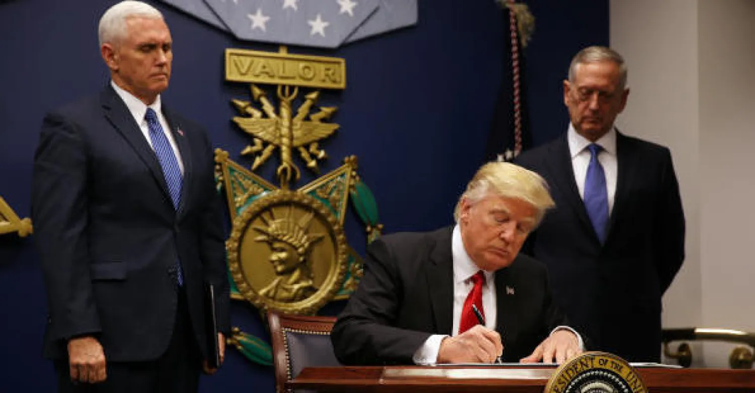 ترمب لدى توقيعه القرار الجديد بشأن حظر السفر إلى الولايات المتحدة (رويترز)