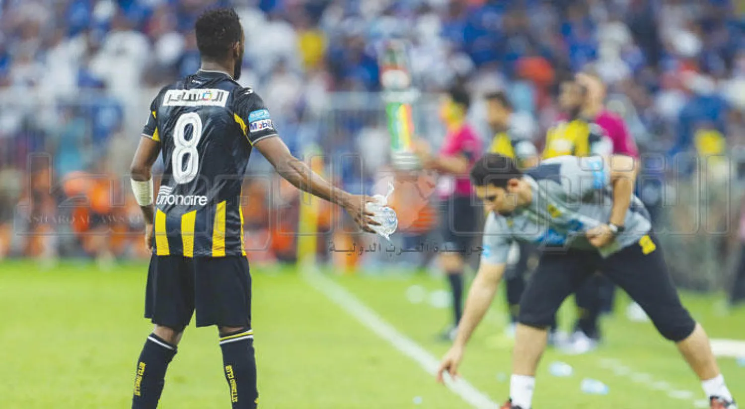 العلب الفارغة والأحذية ملأت جنبات الملعب بعد «هدف إدواردو» واشتباكات لاعبي الفريقين (تصوير: محمد المانع)