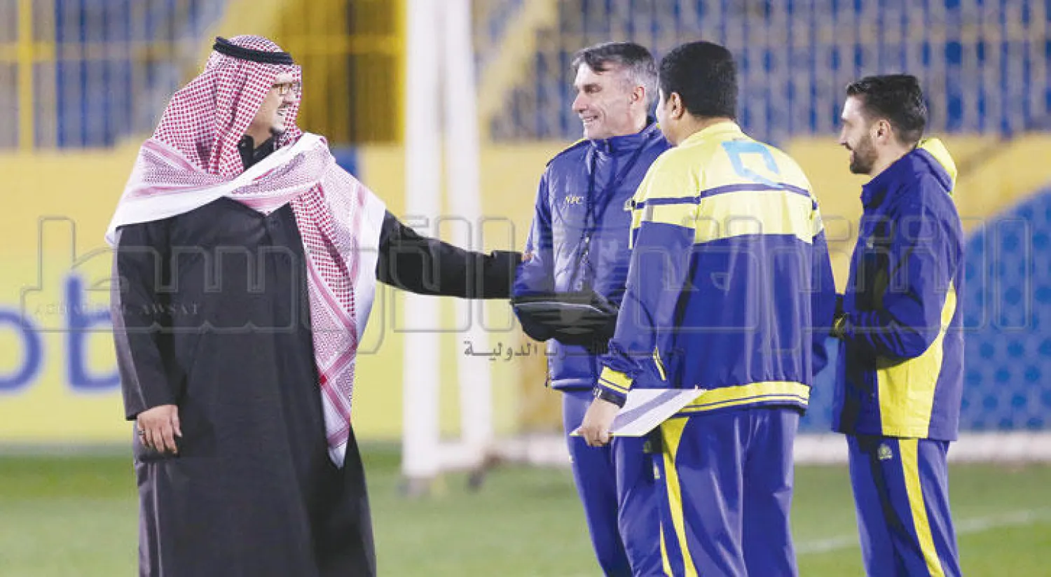 رئيس النصر بحث مع المدرب مشاكل الفريق قبل النهائي (تصوير: عبد العزيز النومان)