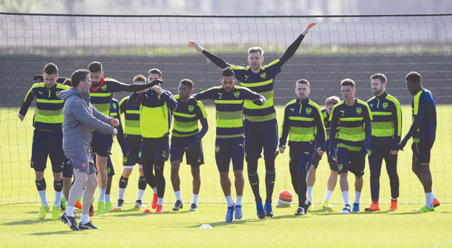 لاعبو آرسنال خلال التدريبات أمس قبل المواجهة الصعبة أمام البايرن (إب.أ)