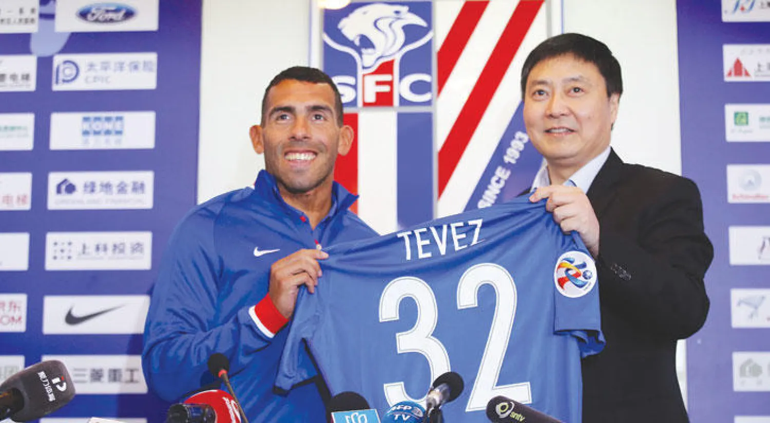الأرجنتيني كارلوس تيفيز أحد أبرز صفقات الدوري الصيني بانضمامه لفريق شنغهاي شينهوا (إ.ب.أ)
