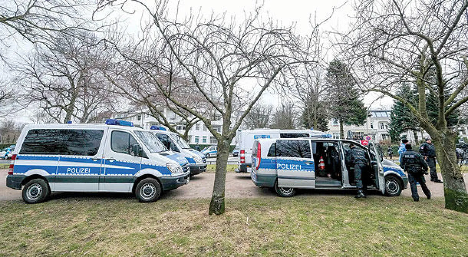 الشرطة الألمانية تغلق الطريق المؤدي إلى سكن القنصل التركي في هامبورغ (أ.ف.ب)