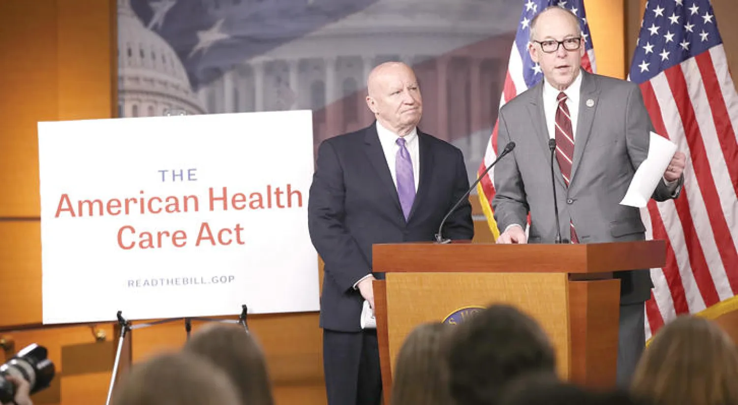 نواب جمهوريون يجيبون على أسئلة حول خطة استبدال «أوباما كير» في واشنطن أمس (أ.ف.ب)