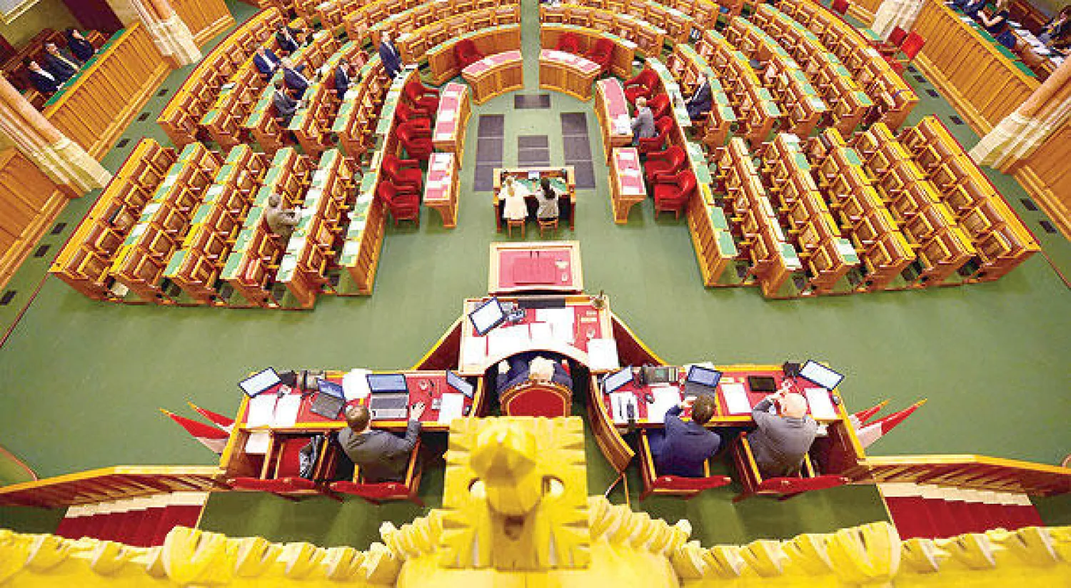 البرلمان المجري قبل جلسة اقرار احتجاز طالبي اللجوء في بودابست أمس (أ.ف.ب)