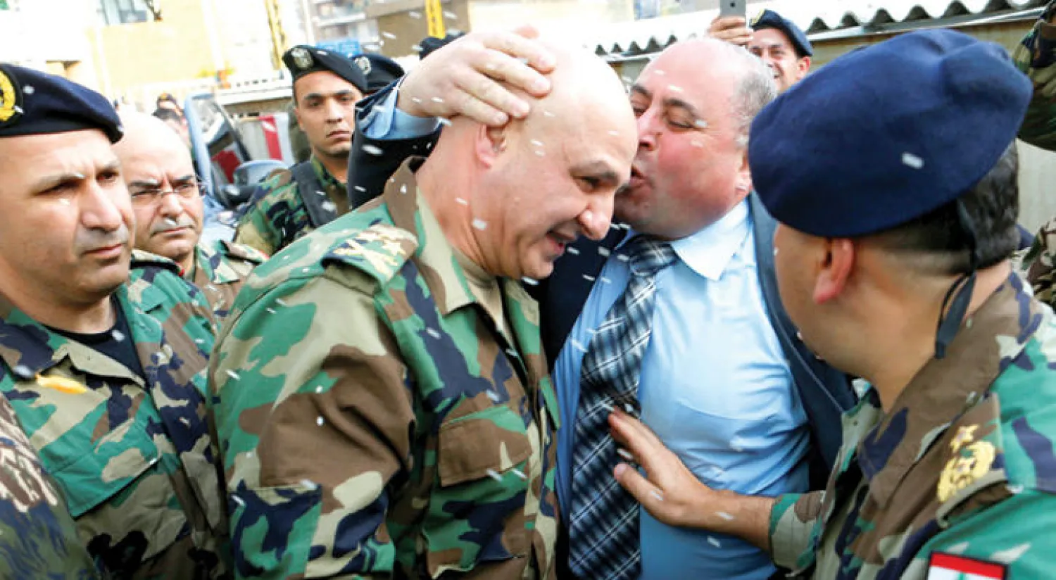 العماد جوزيف عون لدى تلقيه التهاني بعد صدور قرار توليه رئاسة الجيش اللبناني أمس (رويترز)