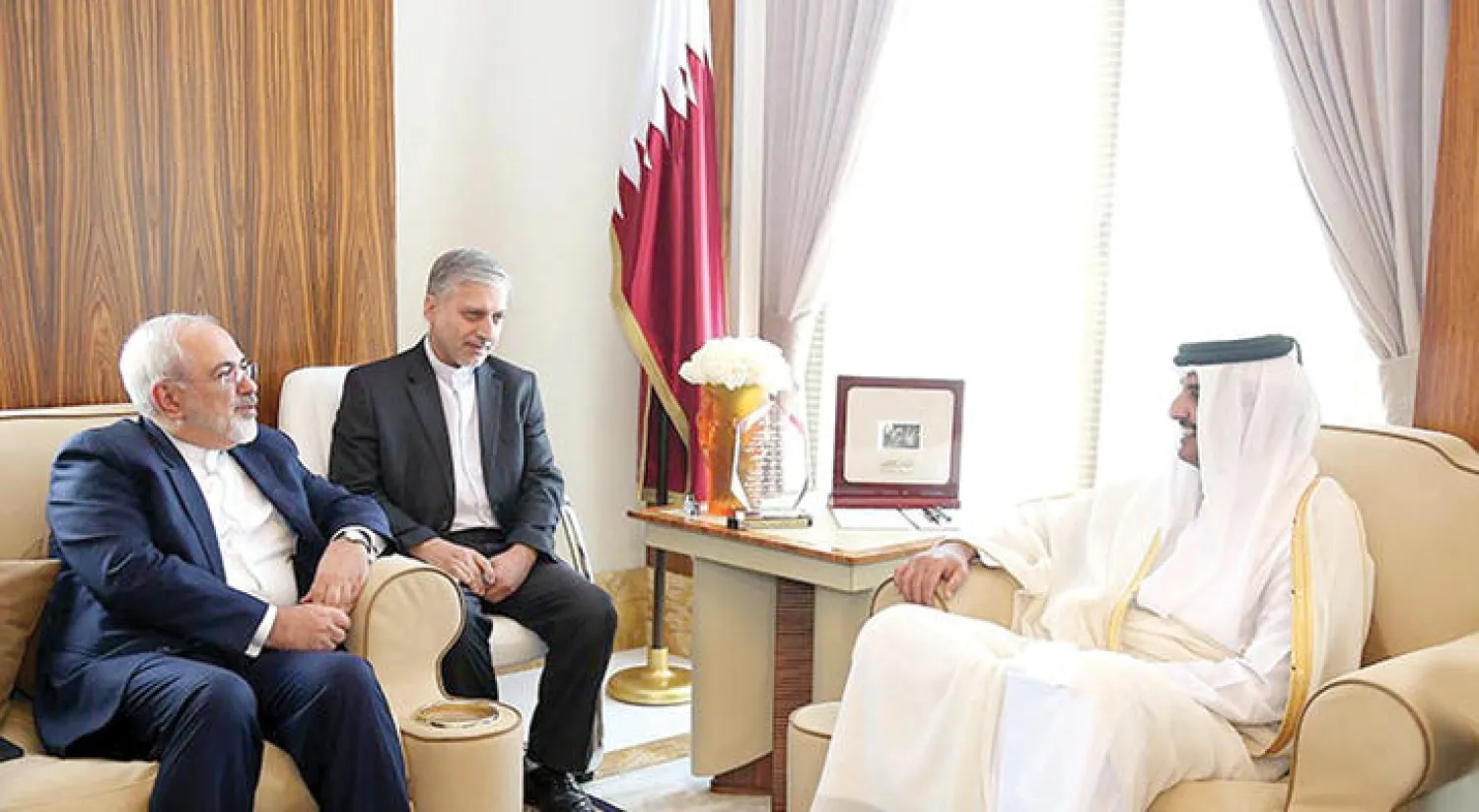أمير قطر لدى استقباله وزير الخارجية الإيراني في الدوحة أمس