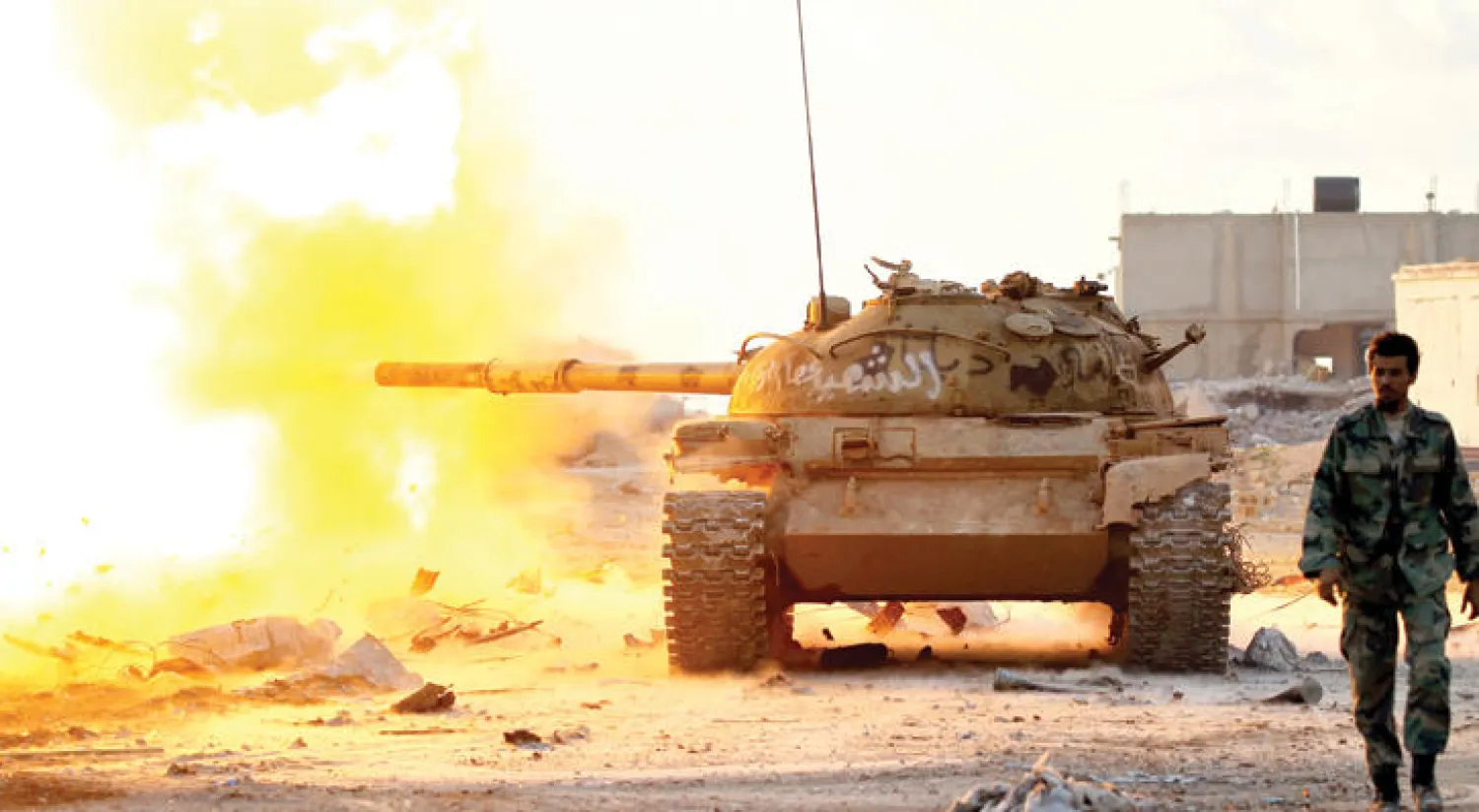 دبابة تابعة للجيش الليبي وسط شوارع قنفودة في جنوب بنغازي بعد هروب أتباع {داعش} من المدينة (أ.ف.ب)