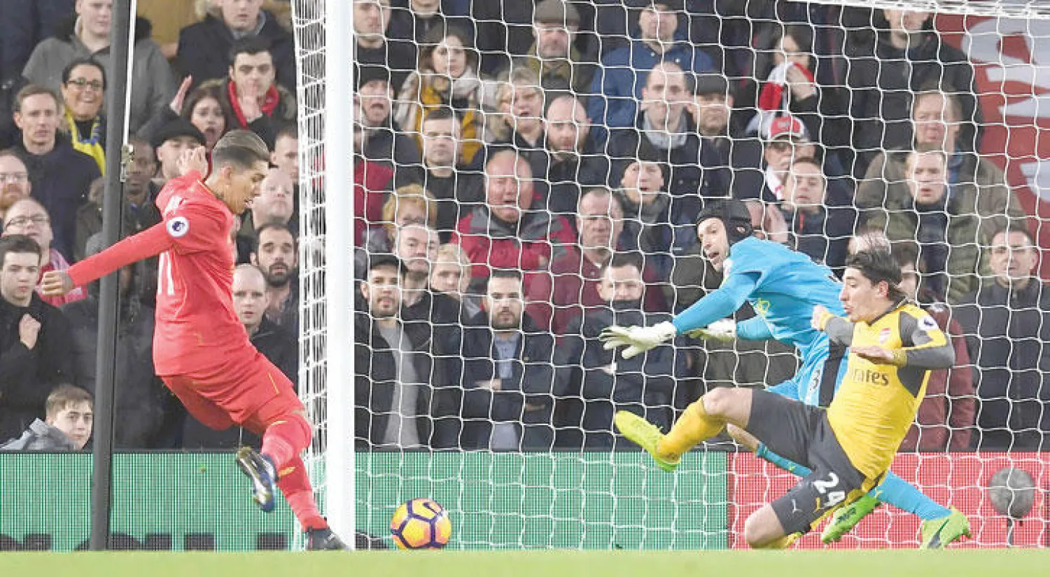 مهاجم ليفربول روبيرتو فيرمينو يفتتح ثلاثية ليفربول في شباك آرسنال (أ.ف.ب)