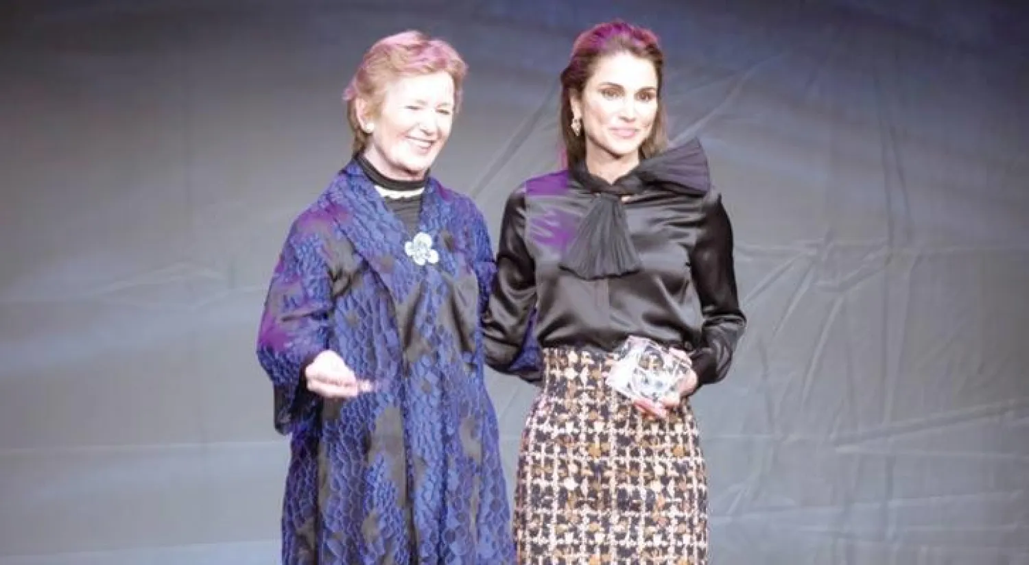 الملكة رانيا خلال تسلمها الجائزة العالمية للريادة من منظمة الأصوات الحيوية