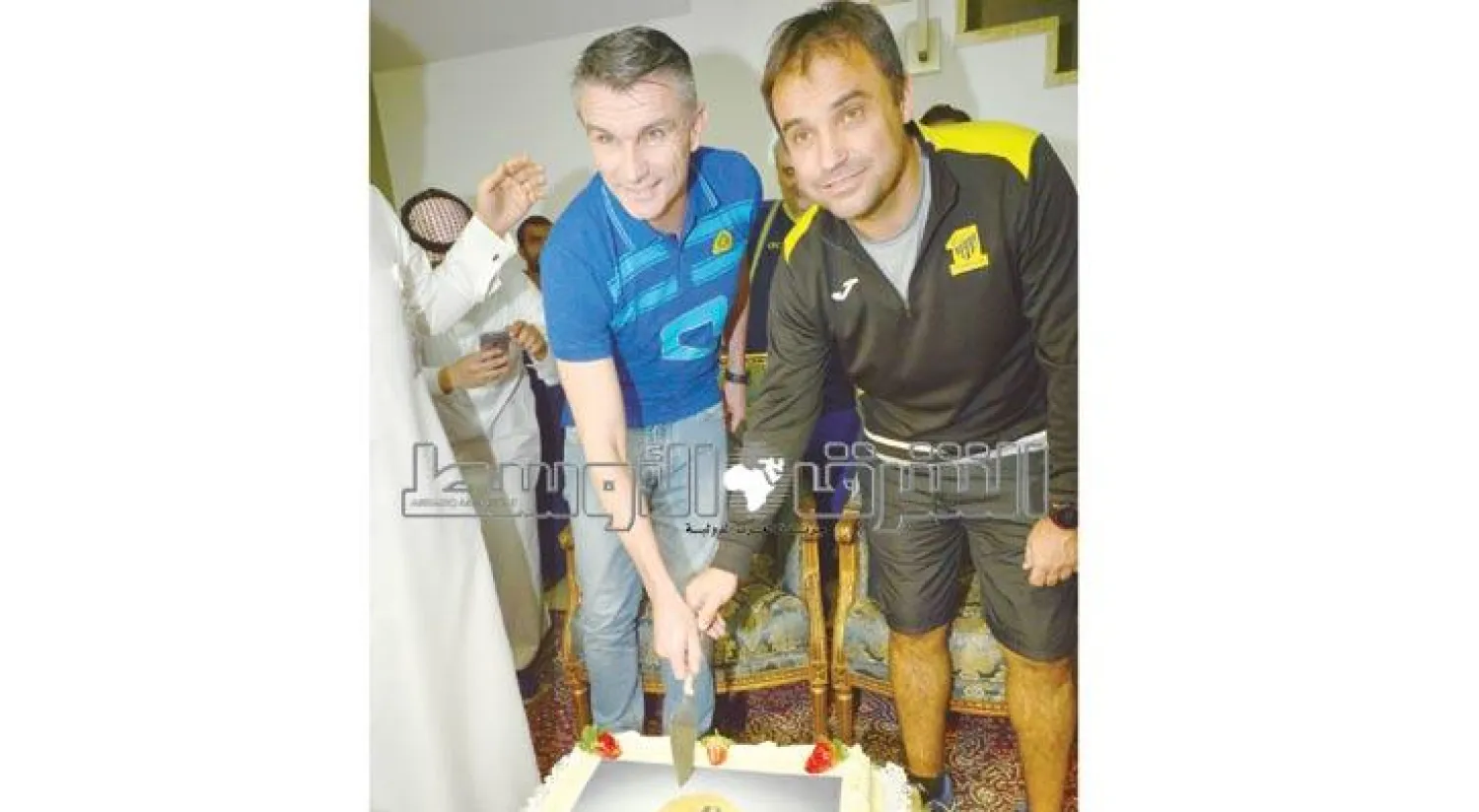 سييرا وكارتيرون يقطعان كعكة تحمل صورة الكأس أمس (تصوير: بشير صالح)