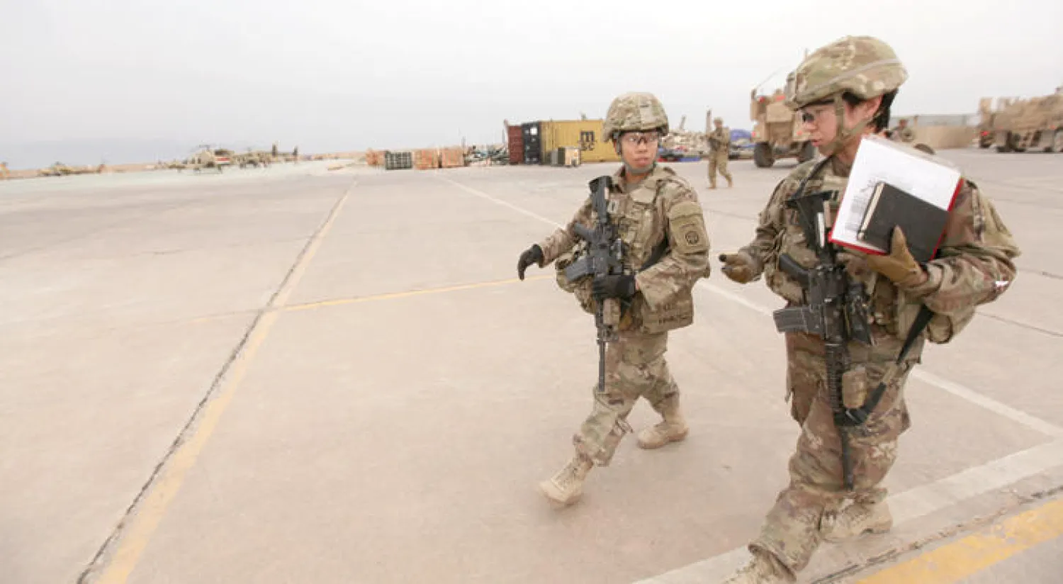 جنود أميركيون في قاعدة جوية في منطقة القيارة العراقية (رويترز)