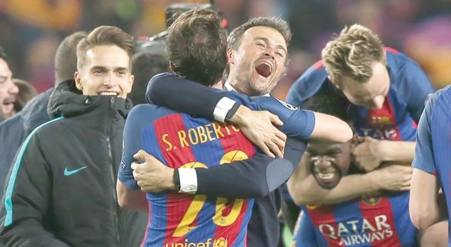 إنريكي ولاعبوه بعد إنجاز برشلونة التاريخي (رويترز)